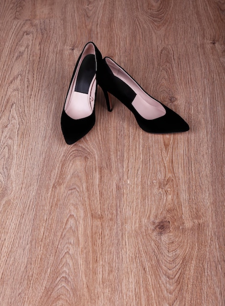 Zapatos de mujer en el piso de la habitación