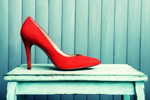 Foto zapatos de mujer rojo sobre fondo de madera