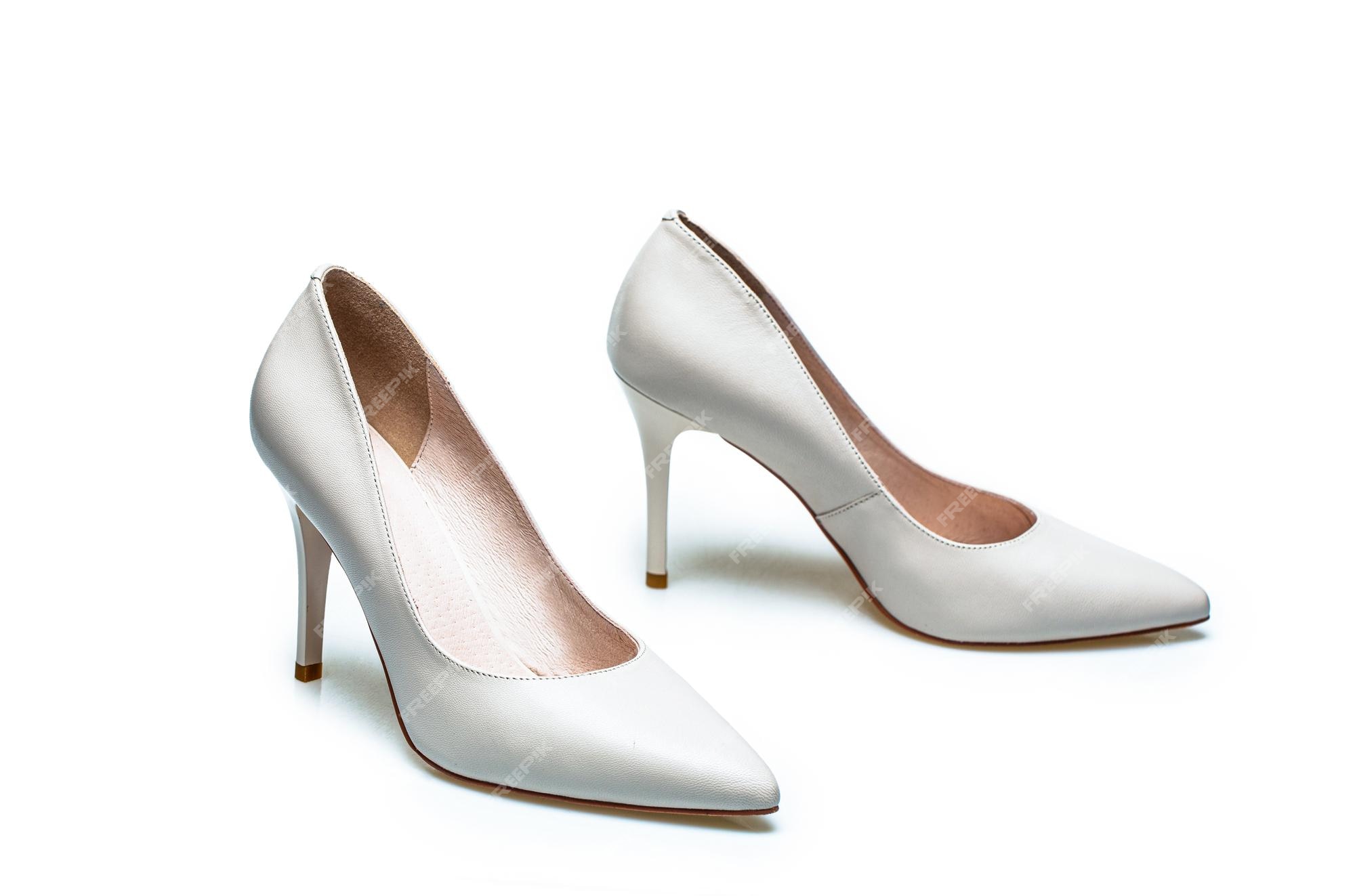 Zapatos de mujer de alto blanco sobre fondo blanco zapato blanco mujer concepto de belleza y moda zapatos de mujer de moda aislados sobre fondo blanco zapato de cuero de