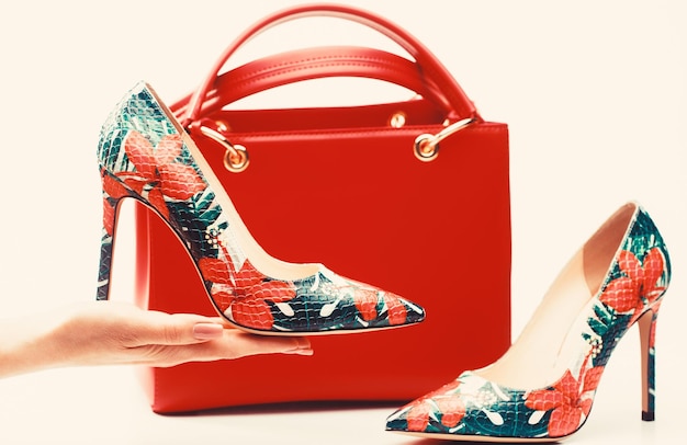 Zapatos de mujer de tacón alto y bolsos. elegantes zapatos de de cuero rojo para