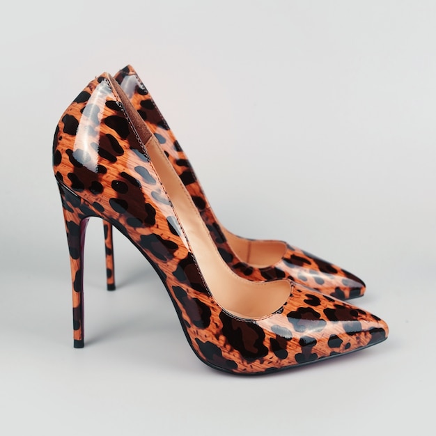 Foto zapatos de mujer tacón alto rojo marrón manchas leopardo colorante
