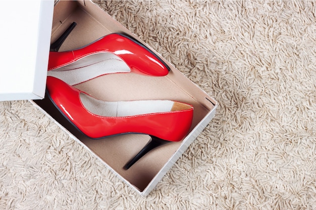 Zapatos de mujer de tacón rojo aislado