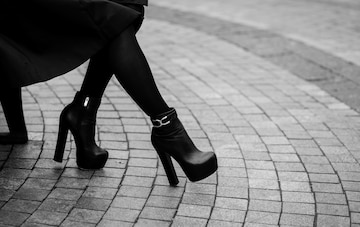 Zapatos de mujer con tacones grandes negras estilo glamoroso | Foto Premium
