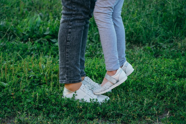 Zapatos para mujeres y niños al aire libre Foto de estilo de vida de zapatos casuales para mujeres en la hierba