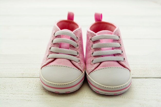 Zapatos de niña rosa, recién nacido, maternidad, concepto de embarazo con espacio de copia.