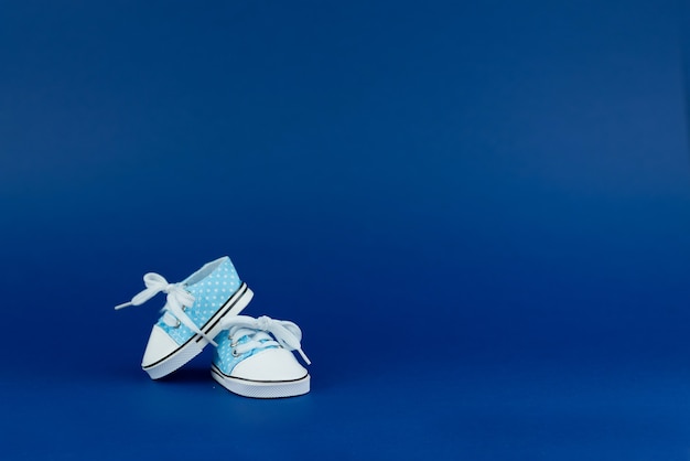 Zapatos para niños para niño sobre fondo azul Baby shower party