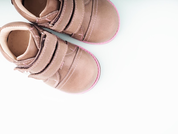 Foto zapatos para niños, zapatos para niños pequeños sobre un fondo azul.