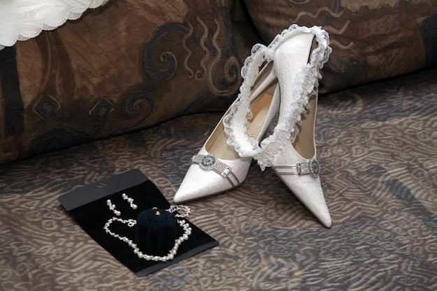 Zapatos de novia blancos elegantes novia con liga