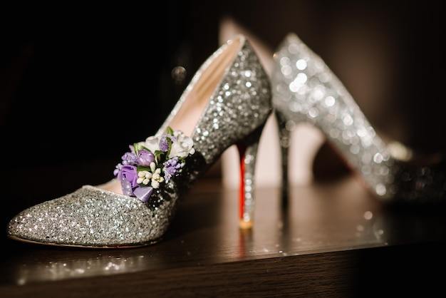 Zapatos de novia con decoración en la preparación del día de la boda