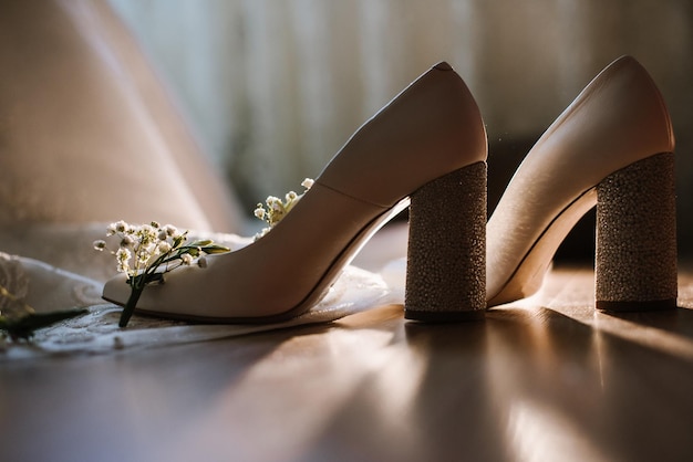 Zapatos de novia de lujo, anillos y complementos de boda