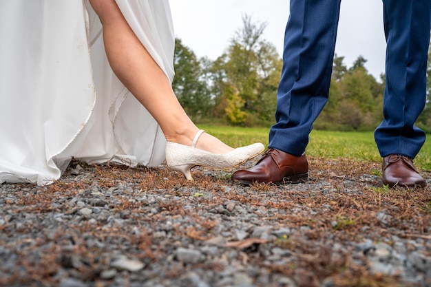 Los zapatos de las novias en la boda de otoño se remontan a los zapatos de los novios