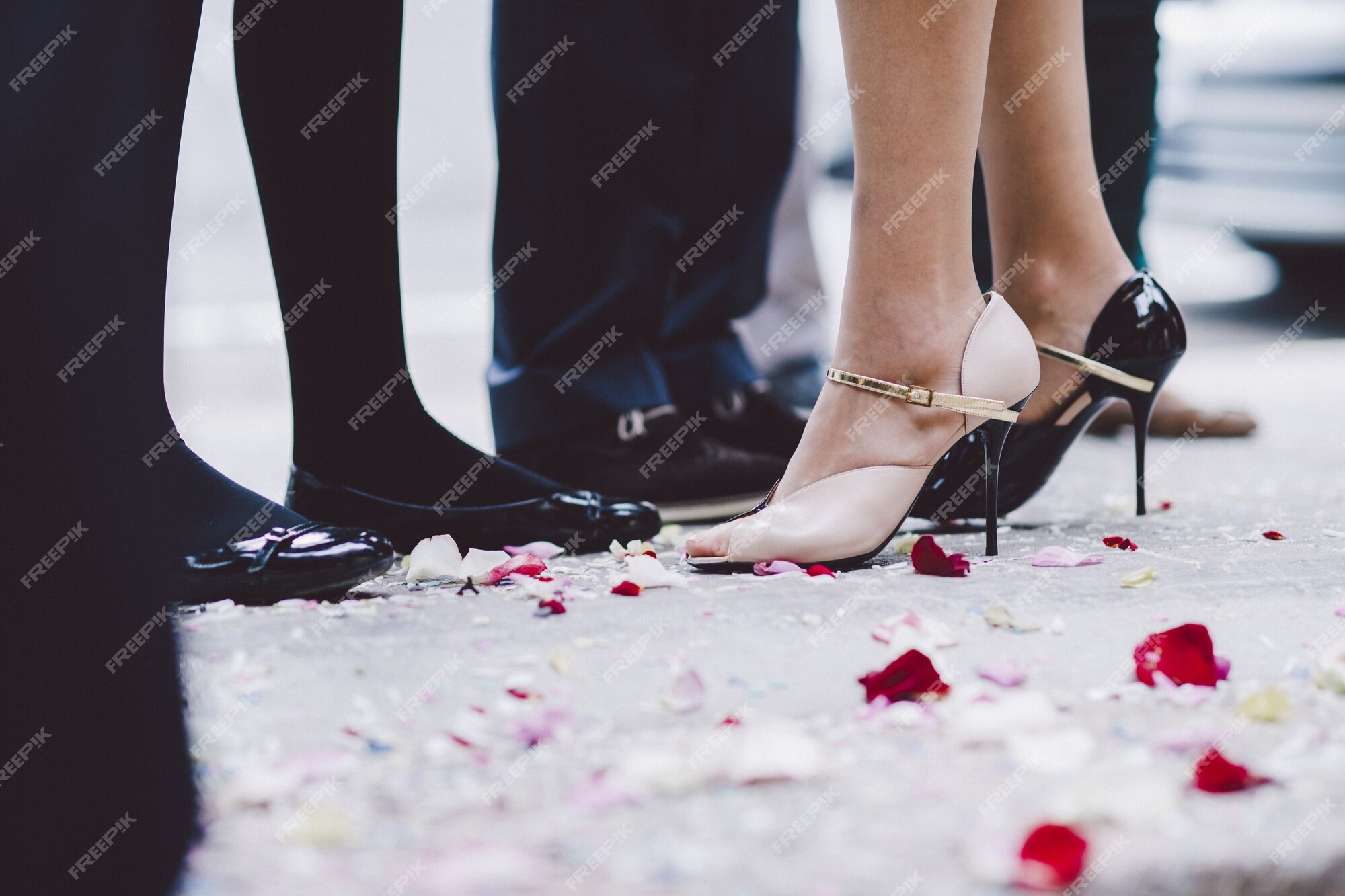 Zapatos nupciales en su boda con los pies de la Foto