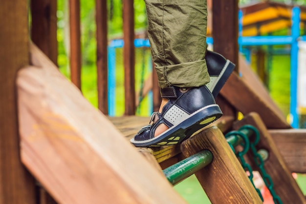 Zapatos ortopédicos para niños en los pies de los niños.