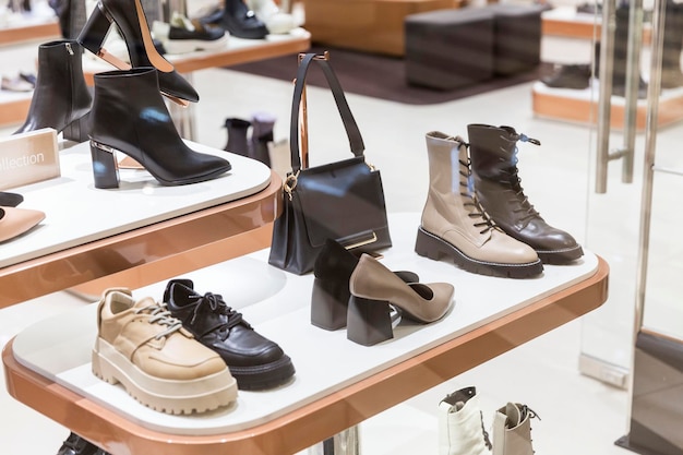 Zapatos de otoño de mujer con estilo en un escaparate en una tienda