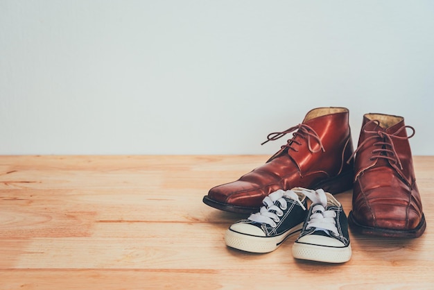 Los zapatos de padre e hijo. concepto del día del padre