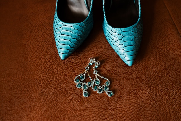 Zapatos y pendientes de mujer azul.