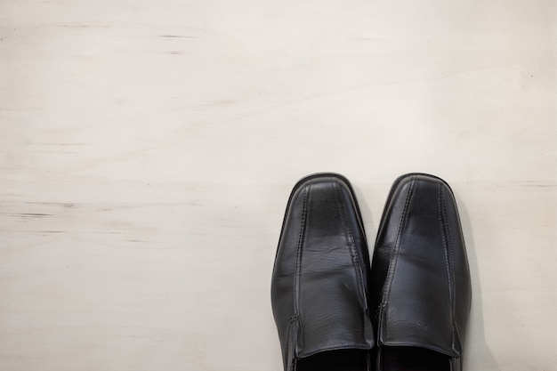 Zapatos de piel para hombre en madera.