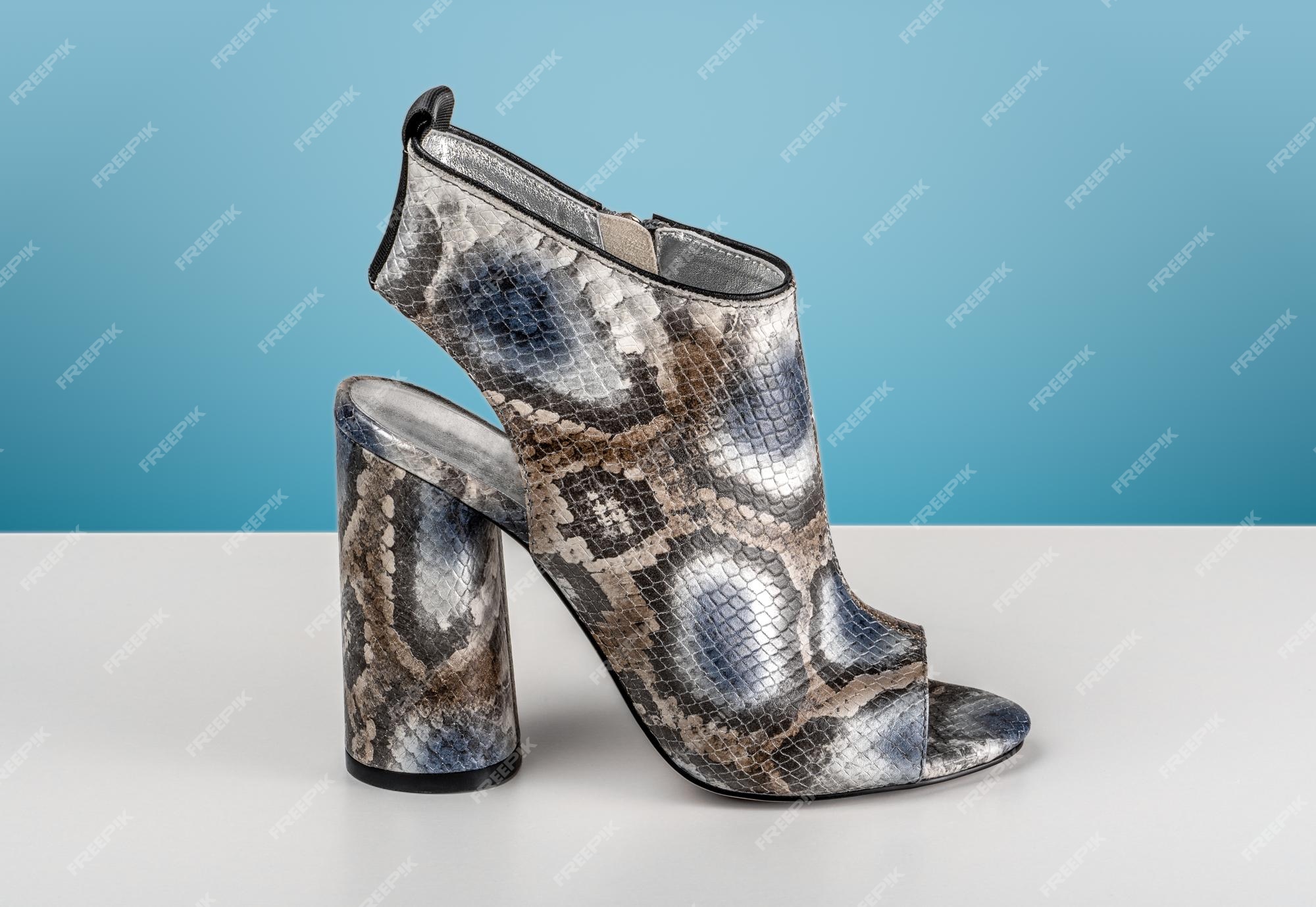 Zapatos piel de serpiente mujer con tacones altos de cuero de pitón de moda fondo azul de piel de serpiente de pitón artificial | Foto Premium