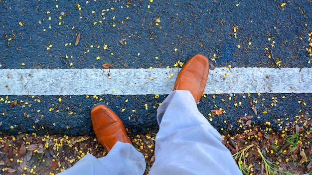 Foto zapatos en el piso del parque desde la vista superior