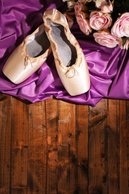 Foto zapatos de punta de ballet sobre un fondo de madera