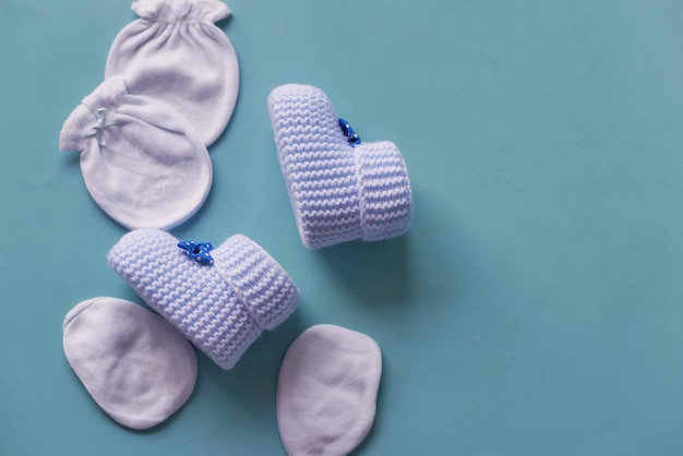 Foto zapatos de punto de color azul para un bebé