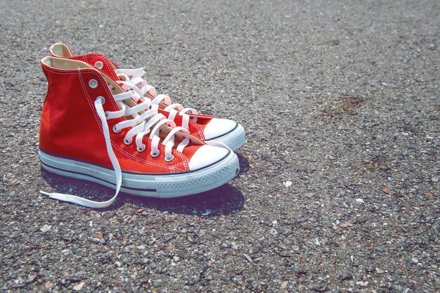 Zapatos rojos en la calle