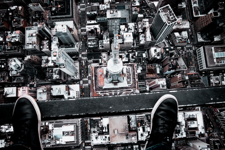 Foto zapatos sobre el paisaje urbano