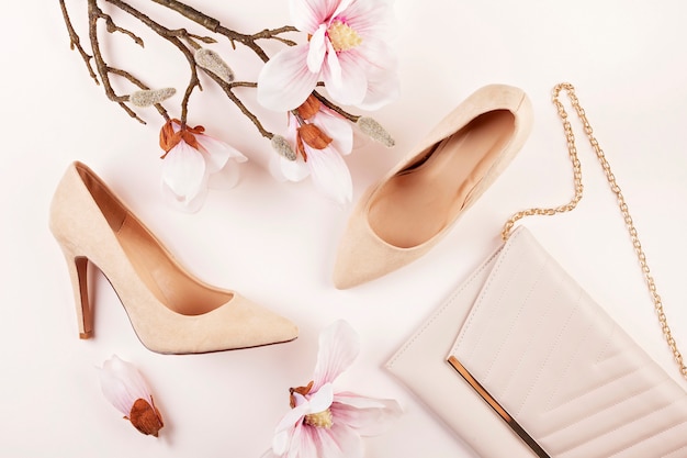 Zapatos de tacón alto color nude y flores de magnolia. | Foto Premium Zapatos De Tacón Alto Color Nude Y Flores De Magnolia. | Foto Premium
