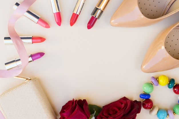 Zapatos de tacón alto de color nude con labiales, flores y encabezado de billetera hero | Foto Premium Zapatos De Tacón Alto De Color Nude Con Labiales, Flores Y Encabezado De Billetera Hero | Foto Premium