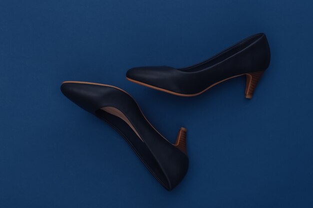 Larry Belmont físico rodear Zapatos de tacón de cuero de moda sobre un fondo azul clásico. color 2020.  vista superior. | Foto Premium