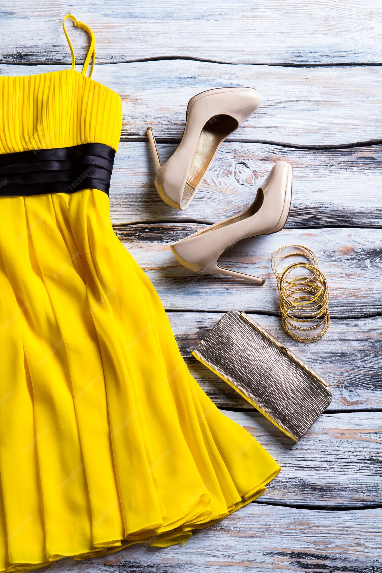 Zapatos de tacón y vestido amarillo. prenda de mujer amarilla con calzado. selección de ropa elegante. estante de madera en tienda de moda. | Foto Premium Zapatos de tacón y vestido amarillo. prenda de mujer amarilla con calzado. selección de ropa elegante. estante de madera en tienda de moda. | Foto Premium