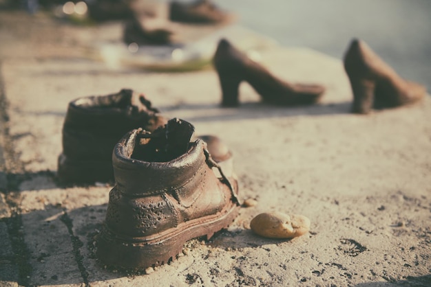 Zapatos en el terraplén del Danubio