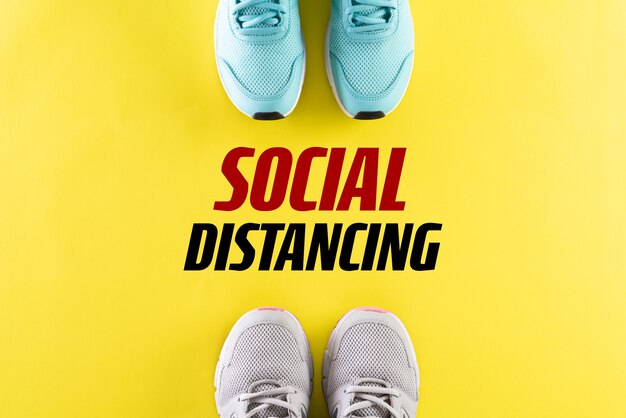 Foto zapatos con texto concepto de distancia social