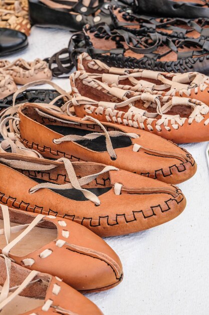 Foto zapatos tradicionales de cuero de campesinos rumanos