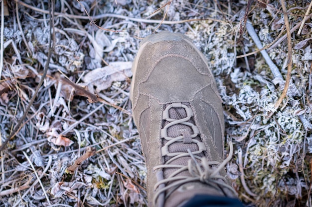 Zapatos de trekking de primer plano caminando en el bosque