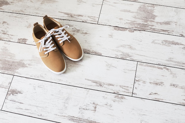 zapatos de verano para hombre en un viejo piso de madera