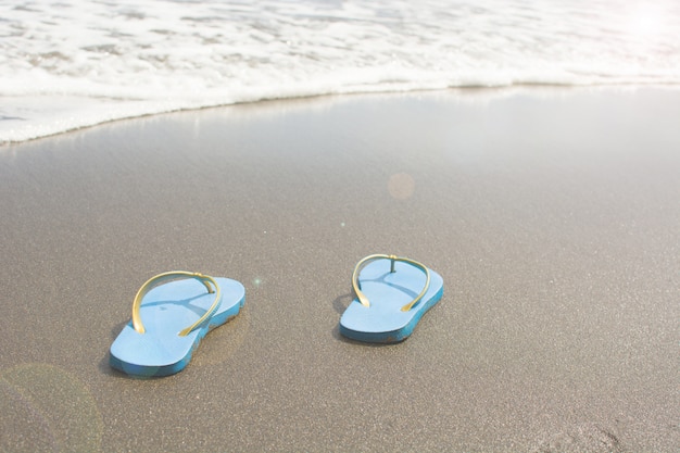 Zapatos de verano en la playa