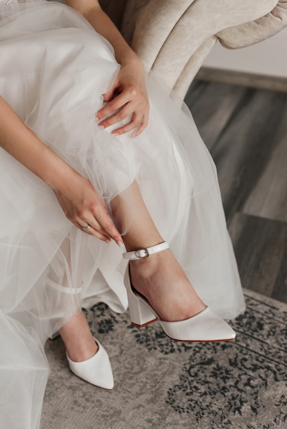 Zapatos, vestido y anillos de novia