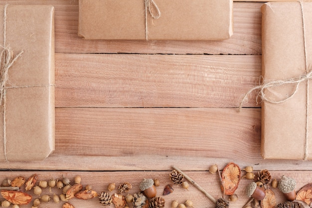 Foto zapfen, eicheln und holzstücke mit einer verpackten parzelle