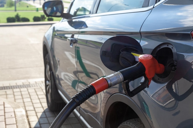 Zapfpistole zum Nachfüllen von Kraftstoff im Auto an der Tankstelle