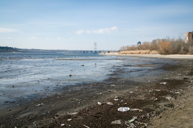 Zaporizhzhia Ucrania 4 de marzo de 2023 Una fuerte caída en el nivel del agua en el río Dnieper