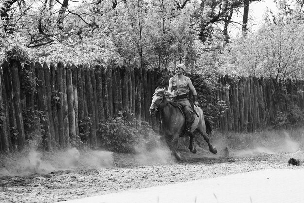 Zaporozhye cosaco del ejército de Zaporozhye en traje nacional a caballo