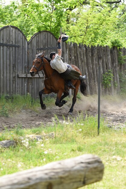 Zaporozhye cosaco del ejército de Zaporozhye en traje nacional a caballo