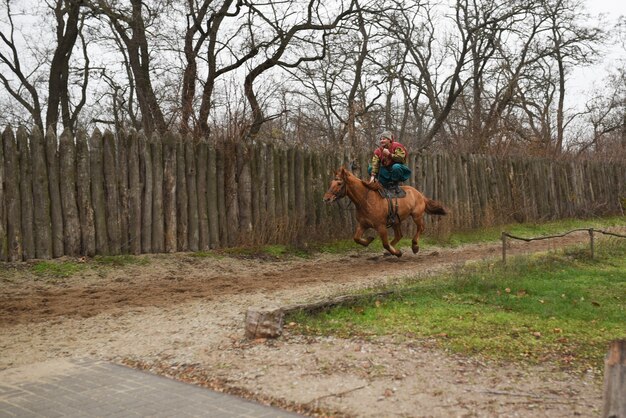 Zaporozhye cosaco del ejército de Zaporozhye en traje nacional a caballo