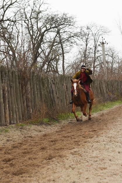 Foto zaporozhye cosaco del ejército de zaporozhye en traje nacional a caballo