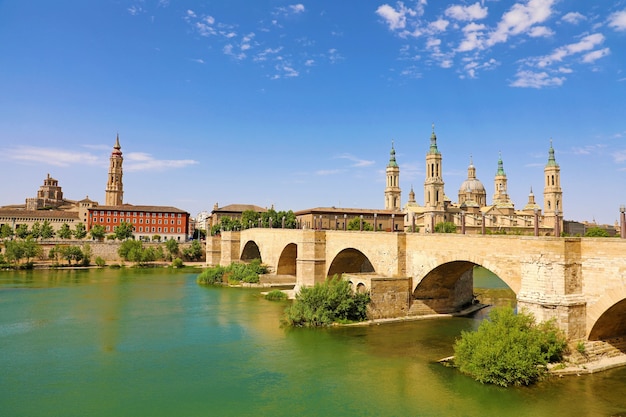 Zaragoza com a ponte Puente de Piedra e a Catedral Basílica del Pilar