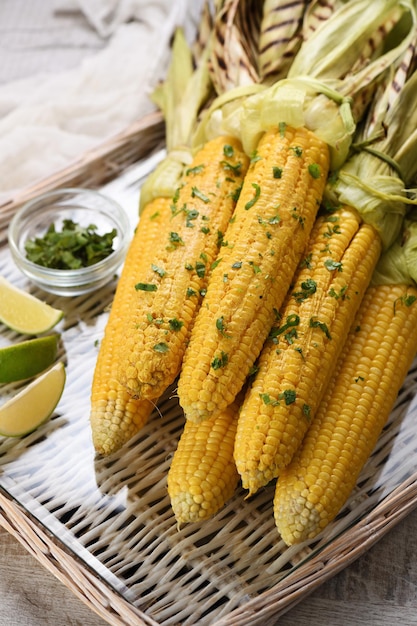 Zart saftig gegrillter Maiskolben, gewürzte Butter mit scharfem Curry und Koriander, gegrillt