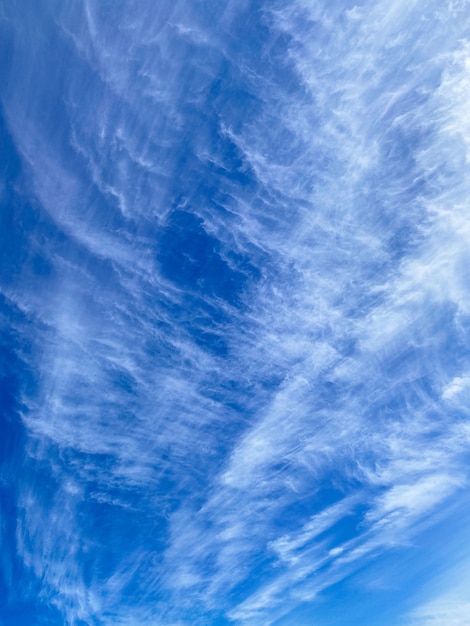 Zarte Cirruswolken am blauen Himmel an sonnigen Tagen