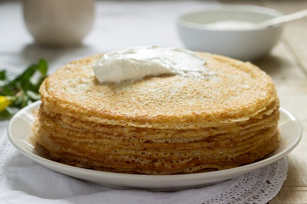 Zarte Fischnetzpfannkuchen mit saurer Sahne.