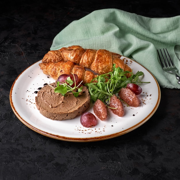 Zarte Hühnerleberpastete mit knusprigen Croissants und Zwiebelmarmelade.